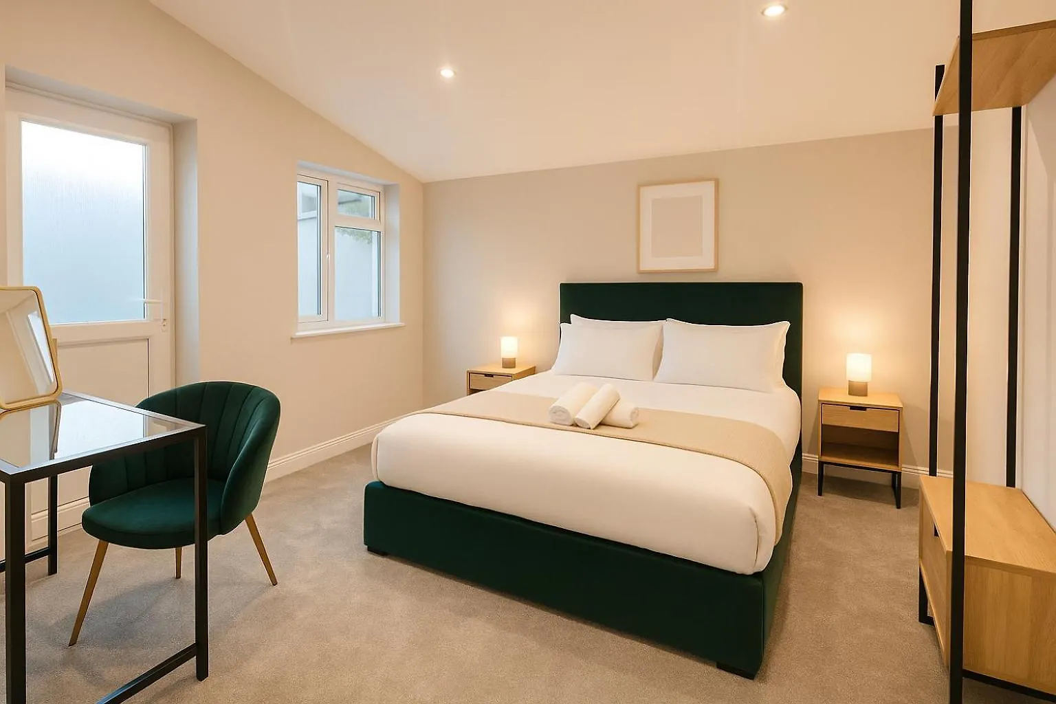 Modern Central Apartment + King Size Bed + Garden Cardiff